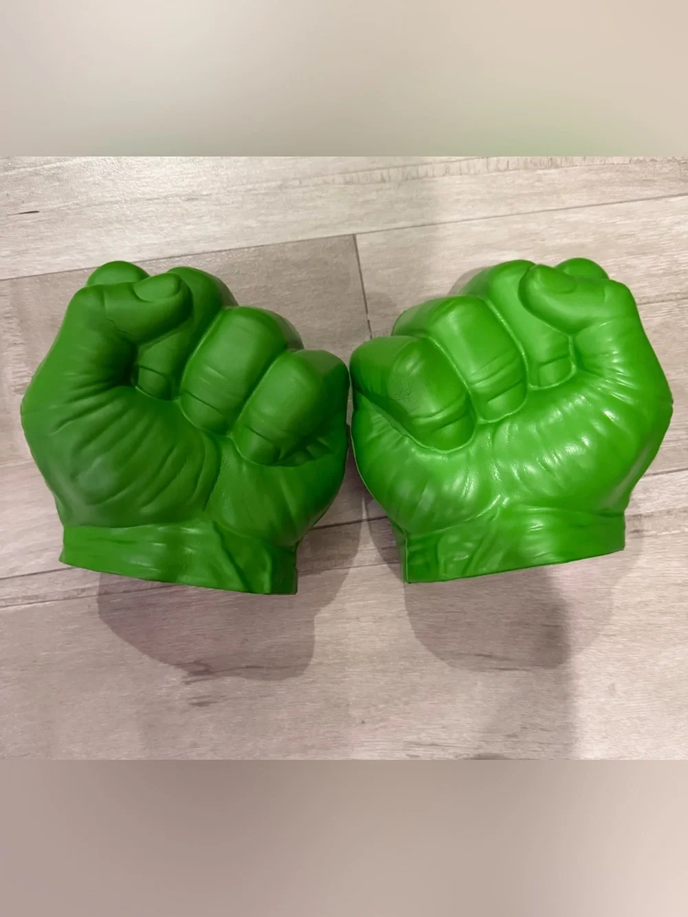 Marvel Hulk Green Smash Fist Gloves - Picture 2 of 6